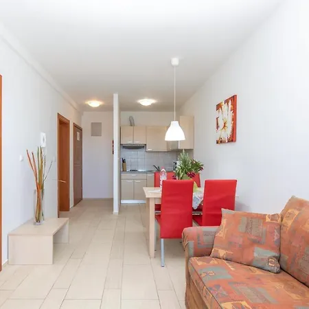 1 Bedroom Awesome In Apartament Selce